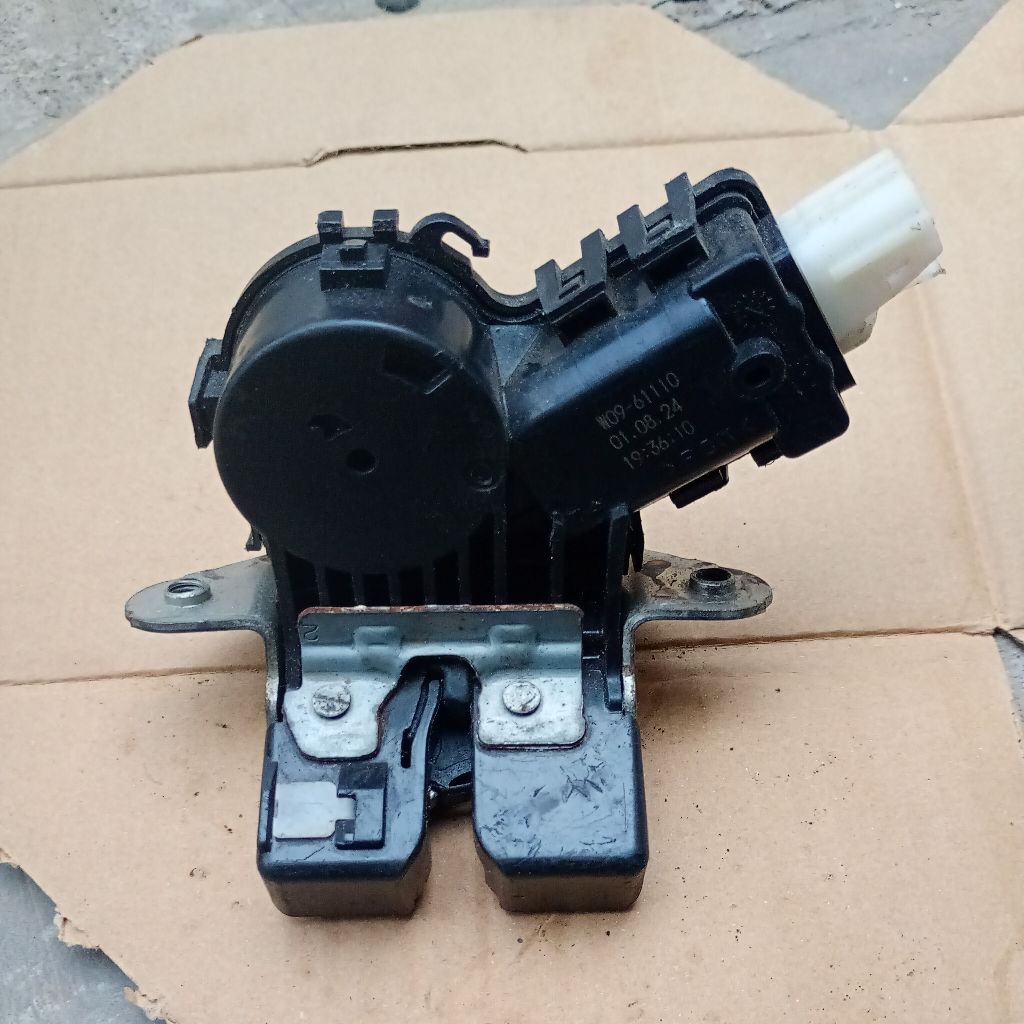 DOOR LOCK BAGASI KUNCI PINTU BAGASI AVANZA XENIA VELOZ ORIGINAL