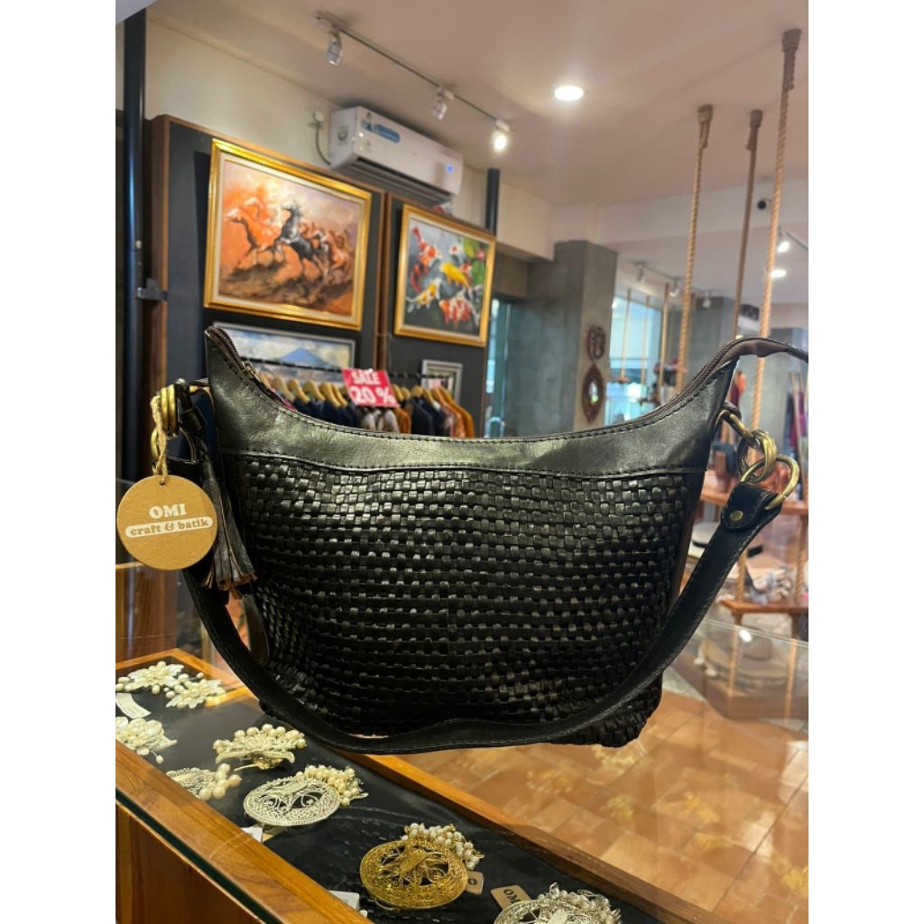 Tas kulit anyam