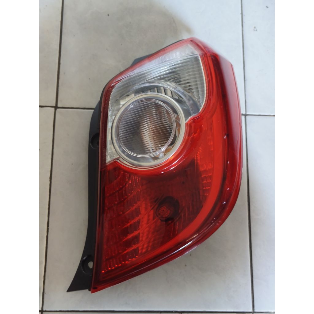 Lampu Belakang Ayla Agya KANAN