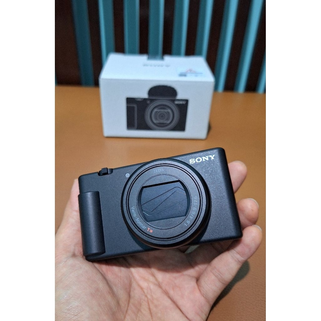 Bekas Murah Sony ZV1 Mark II, 3 Battery Sony NP-BX1, 1 Charger Kit Sony ACC-TRDCX, 1 Sandisk Extreme