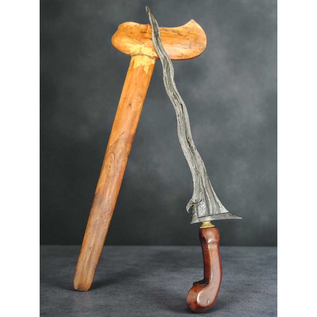 Keris Carubuk Pamor Dadung Muntir dan Wengkon Tangguh Cirebon