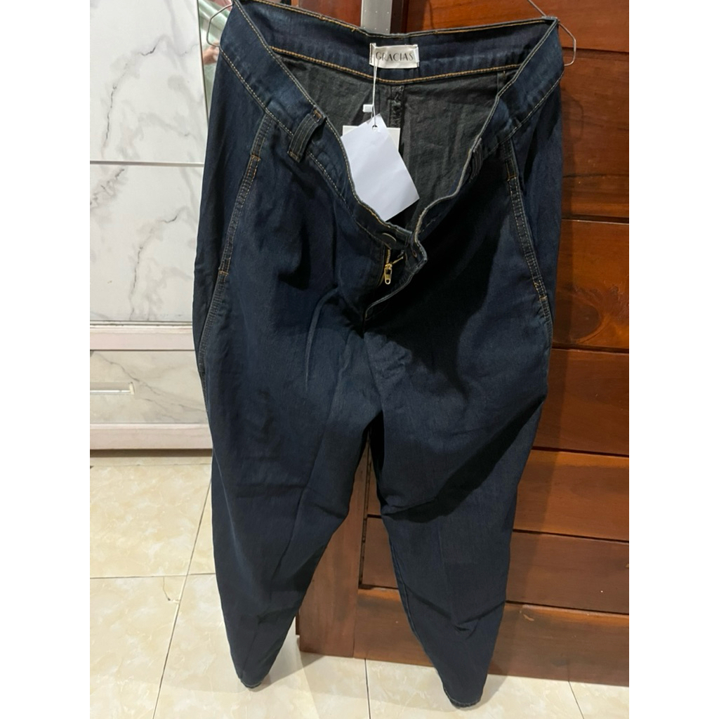 Barrel Jeans Gracias label