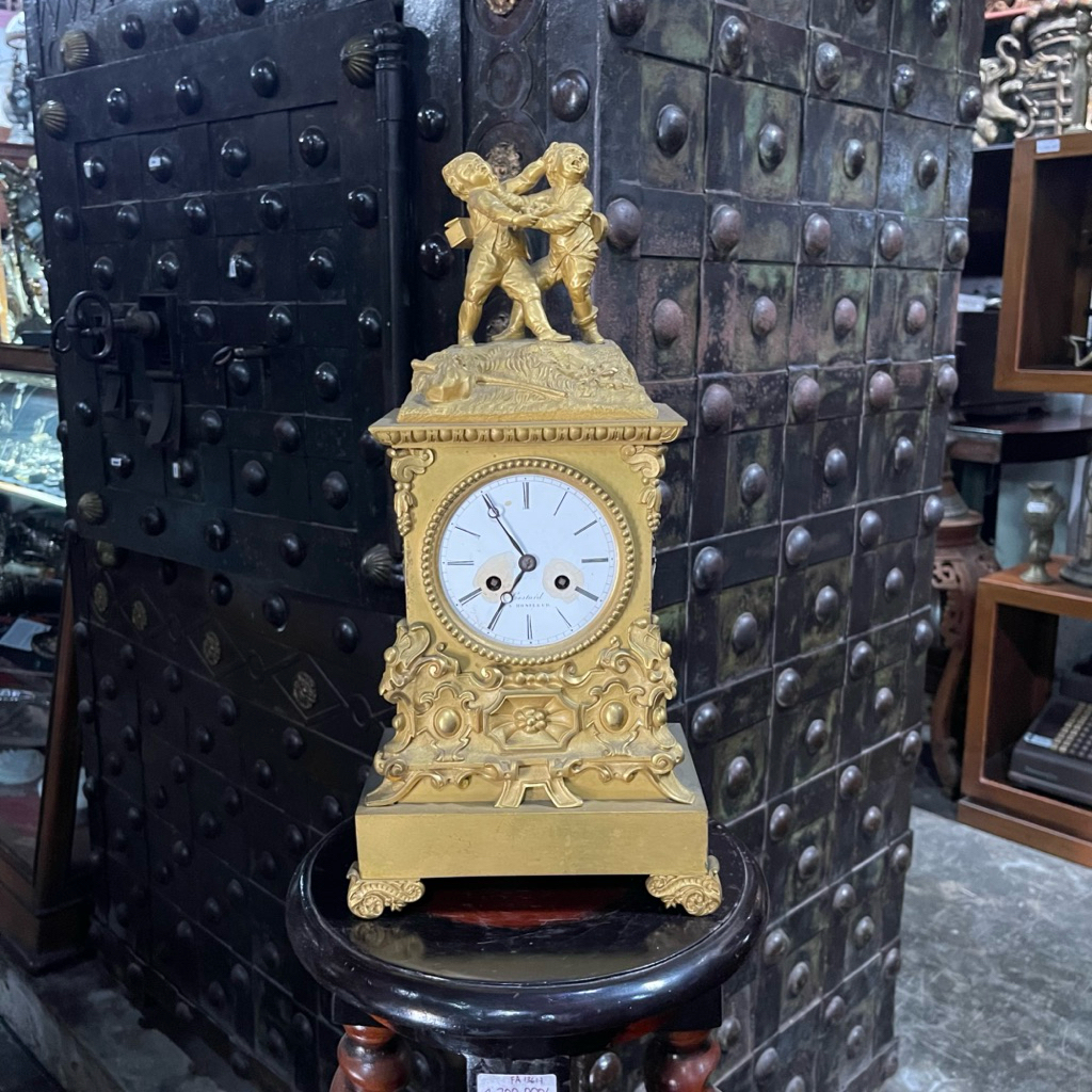 Jam Meja Perunggu Berlapis Emas Costar a Honfleur Perancis dengan Patung Berkelahi Antik Lawas Kuno