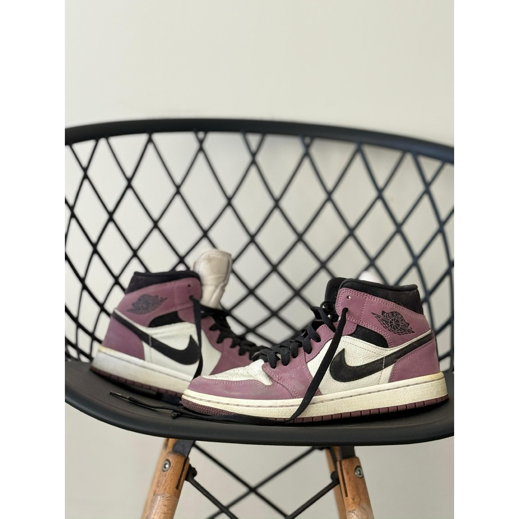 NIKE Air Jordan 1 Mid SE Berry Pink Women Sizing (38)