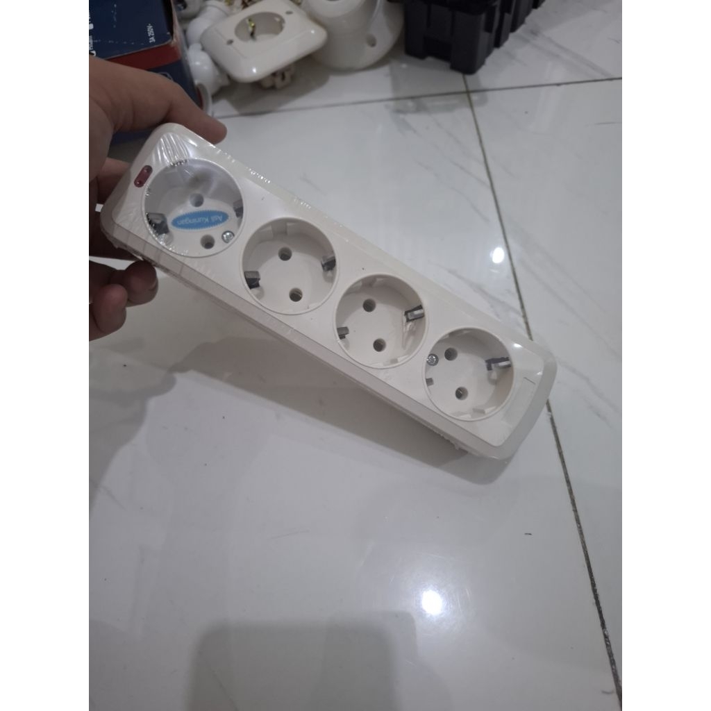 Stop Kontak 4 lubang