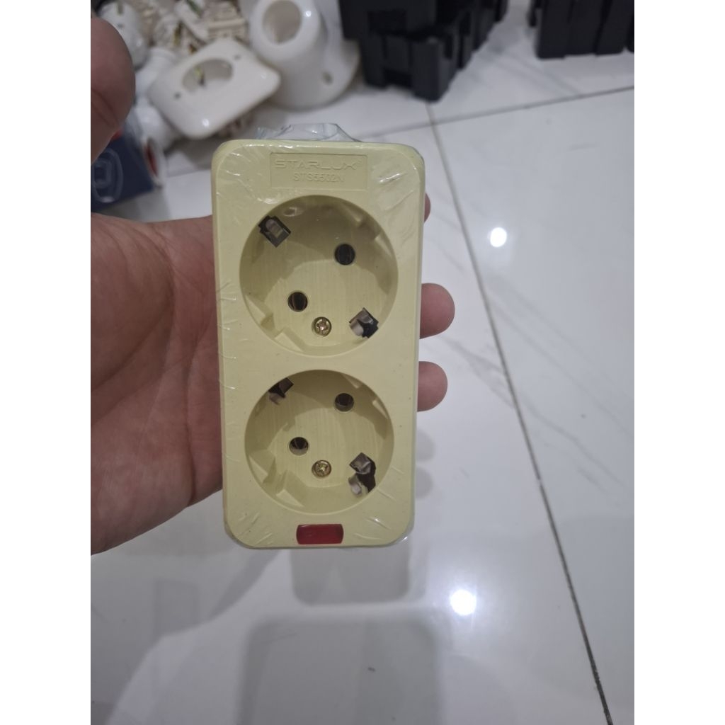 Stop kontak 2 lubang