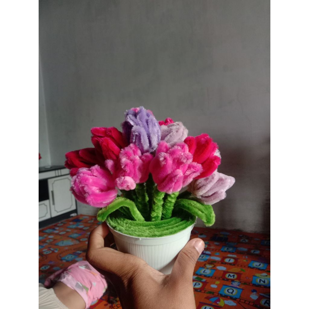 bunga tulip akrilik dari kawat bulu