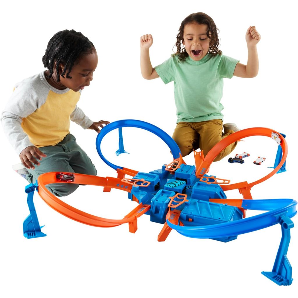 Hot Wheels Track Set with 1:64 Scale Toy Car, 4 Intersections for Crashing, Powered by a Motorized B
