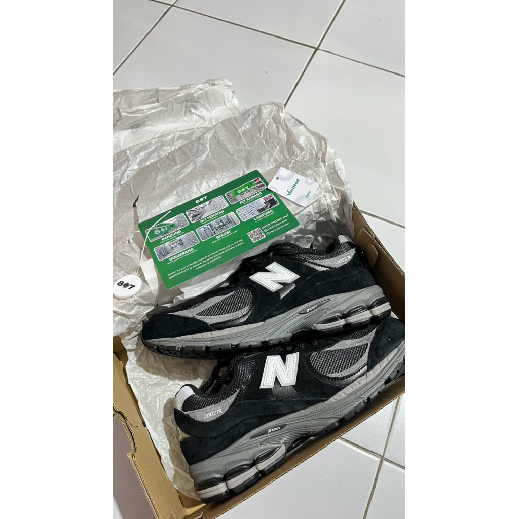 NB 2002R BLACK DARK GREY