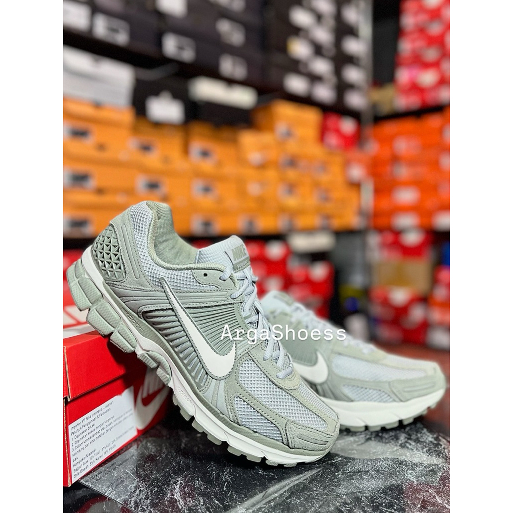 NIKE ZOOM VOMERO 5 DARK SCUTTO ORIGINAL