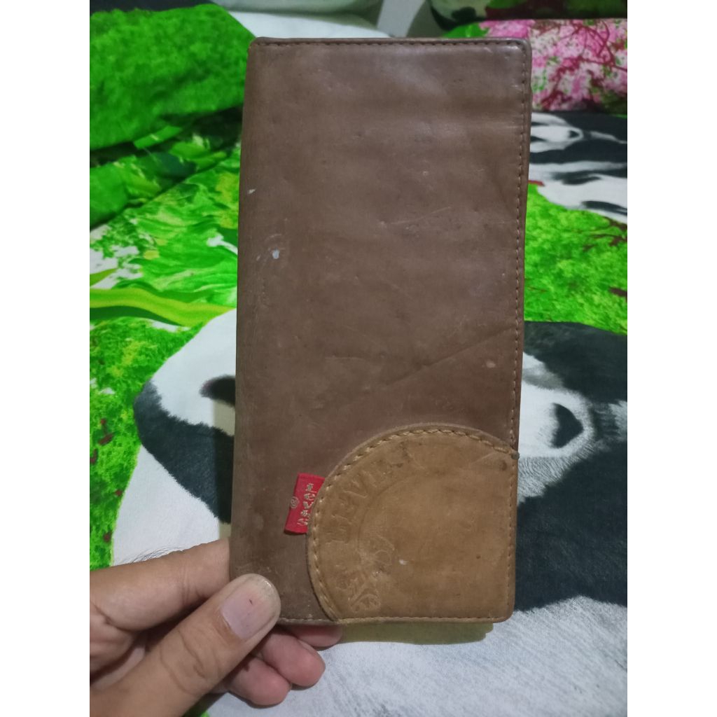 DOMPET LEVIS