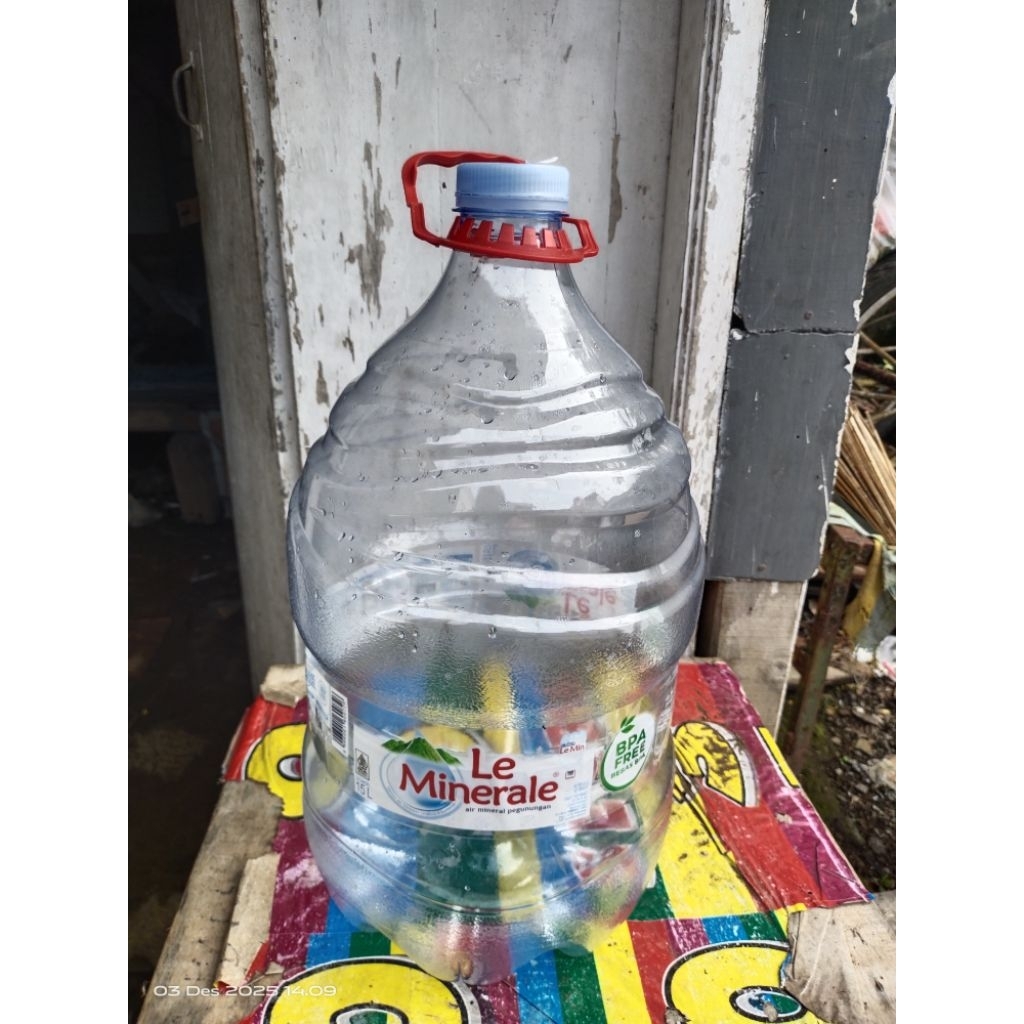 GALON LE MINERALE BEKAS 1 BUAH. KOSONG