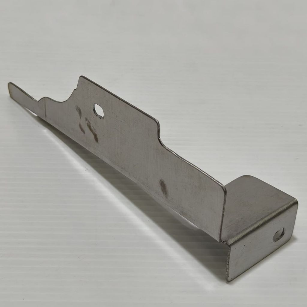 202513B CLOTCH PLATE FABRIC GUARD / Plat Penahan Bahan Kain Mesin Jahit Neci / Gulung PEGASUS R57 OR