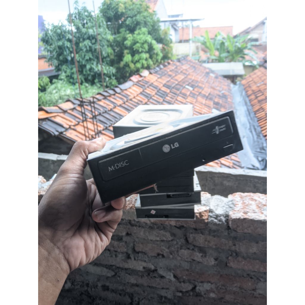 DVD RW R Room bekas masih baik terawat hanya bisa membaca tidak bisa burning merk LG