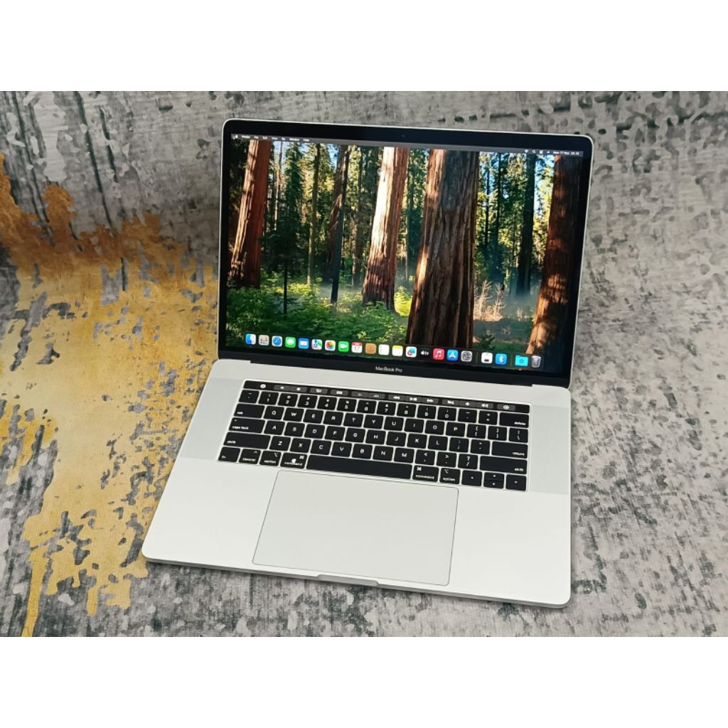 MacBook Pro TouchBar 15 2017 Core i7 16GB 512GB AMD Radeon Pro 560 4GB Silver iBox Like New