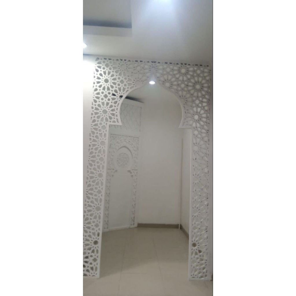 mihrab masjid minimalis dengan frame gold