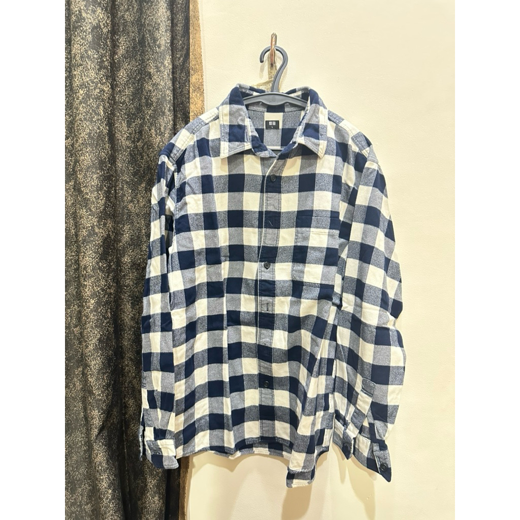 Uniqlo - Kemeja Pria - Preloved