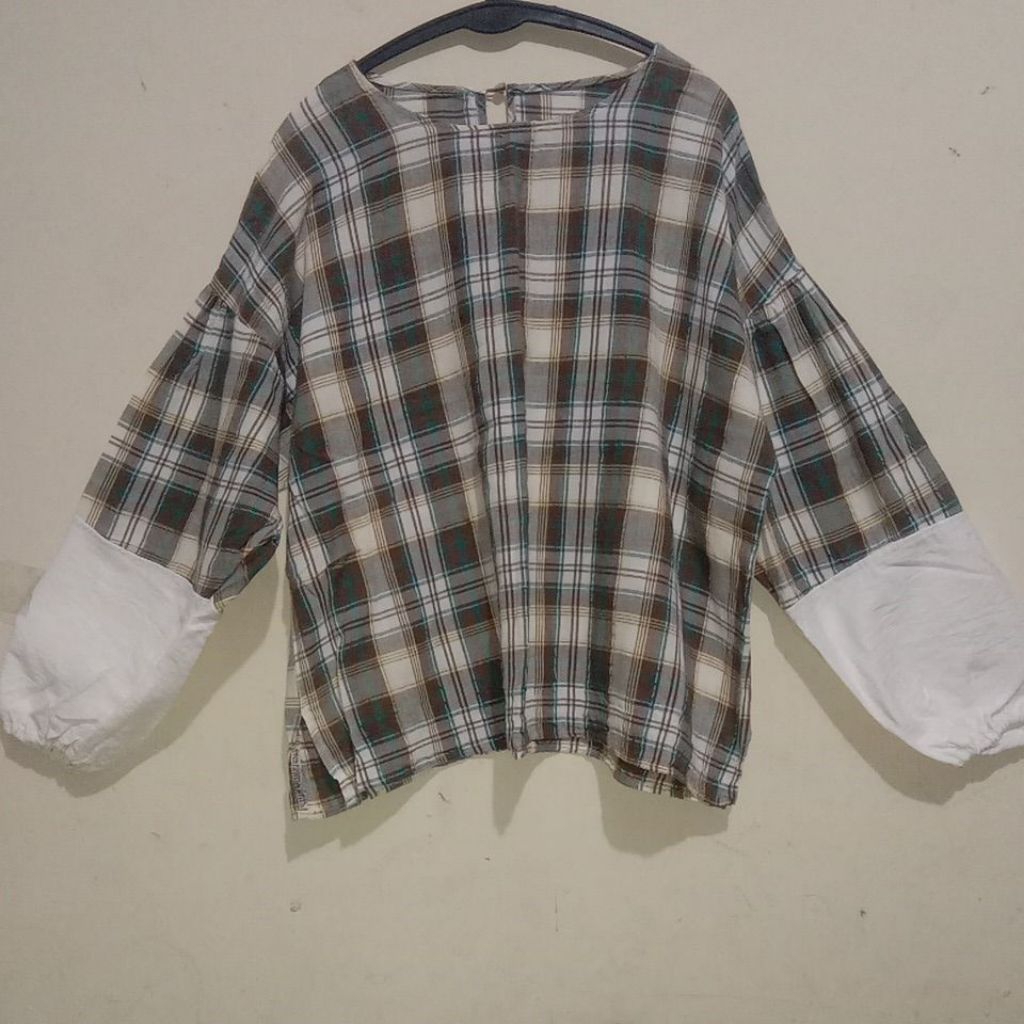 Preloved blouse oversize wanita motif tartan