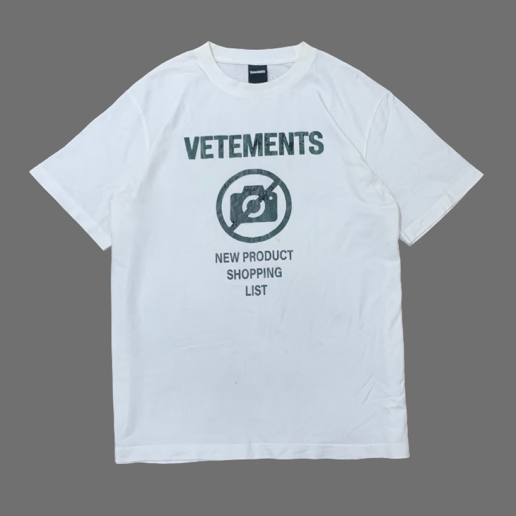 VETEMENTS T-shirt / Kaos