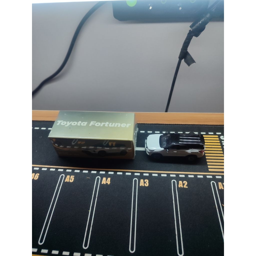 Para 64 Toyota Fortuner (putih)