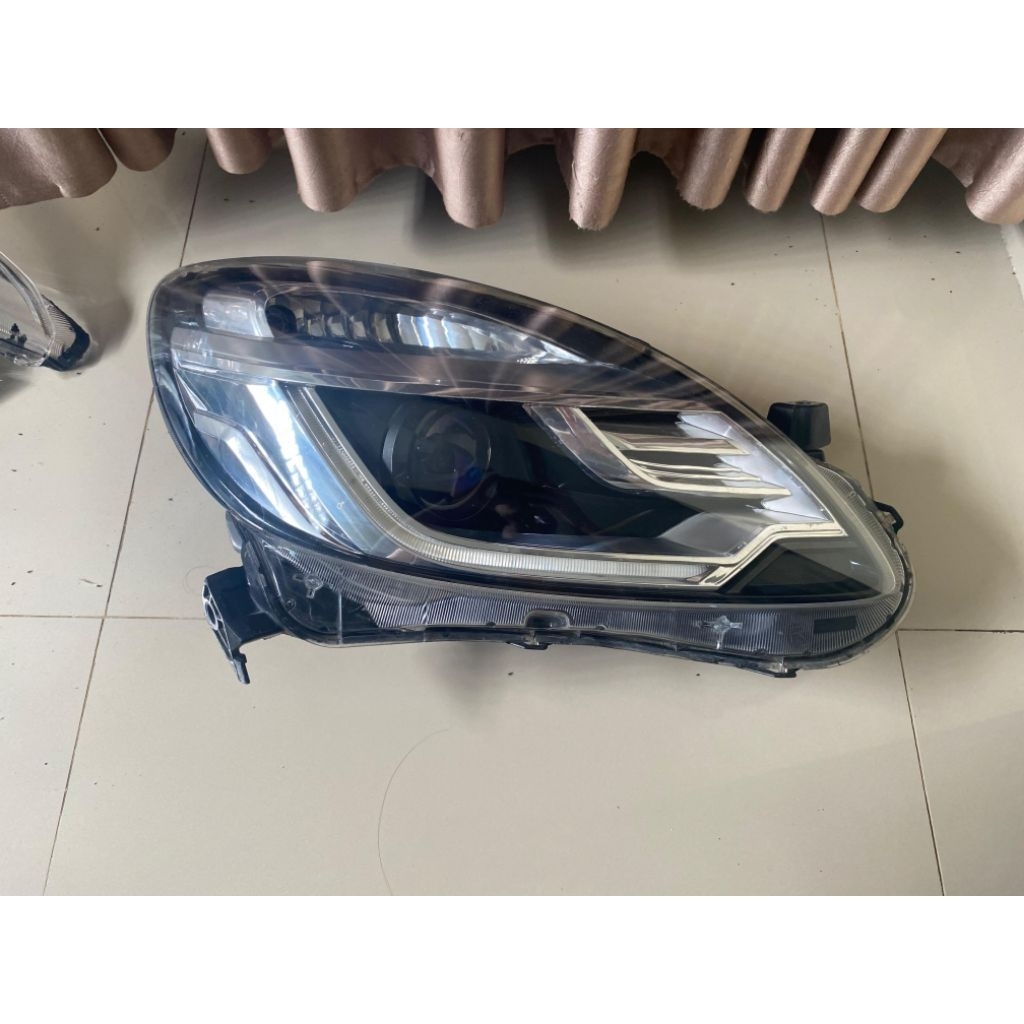 Headlamp reflektor mika lampu depan kanan honda Mobilio rs old Brio original