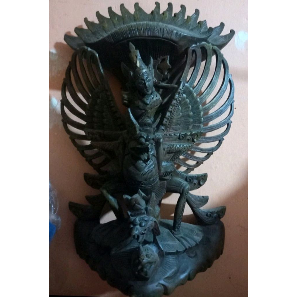 patung ukiran jati raja airlangga dan burung garuda