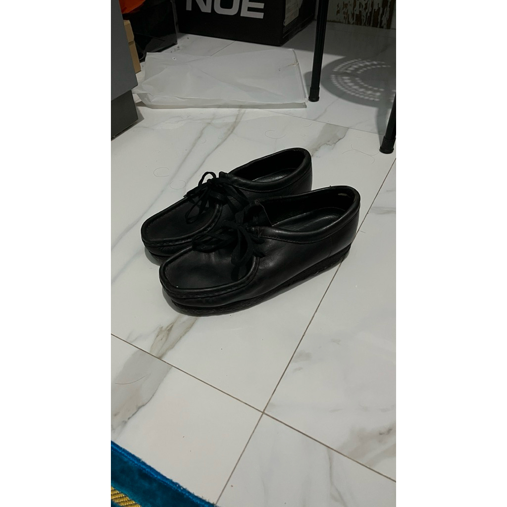 clarks wallabees black leather