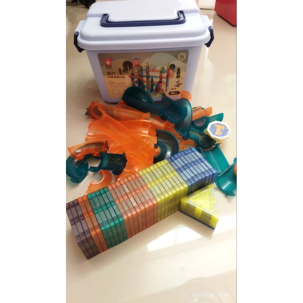Preloved mainan anak Magnetic Tiles 98pcs