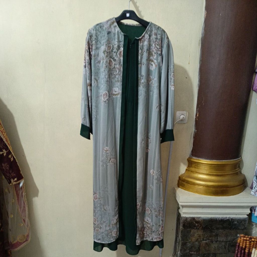 gamis long outer dengan motif bunga-bunga