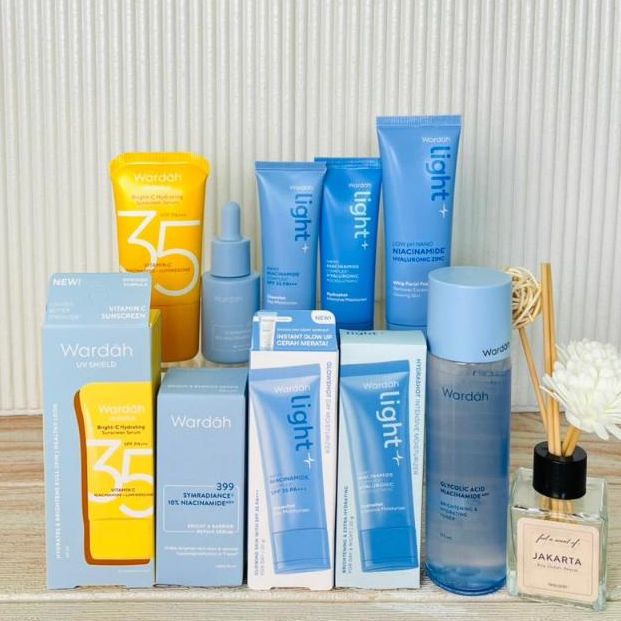 Wardah Paket lightening Perawatan Kulit Kusam 6 Produk (Gentle Wah+ Serum+ Toner+ Krim Siang+ Krim M