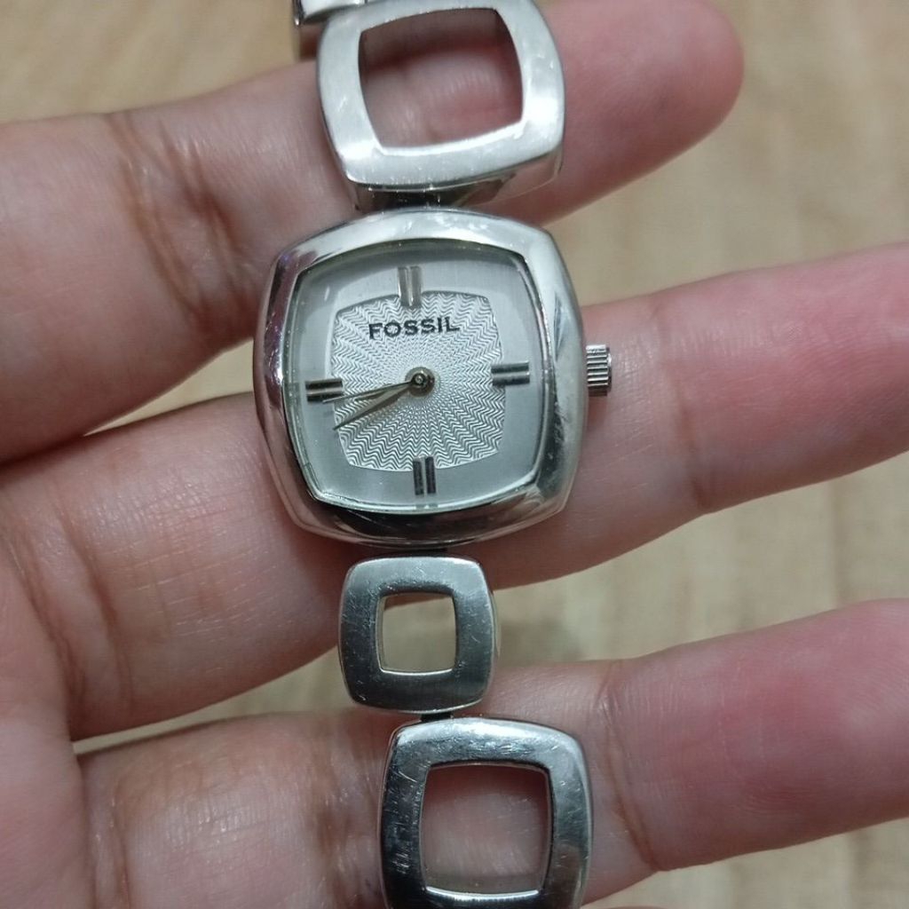 B1 J033 - Jam tangan Wanita Ocil Silver rantai kotak2 Preloved