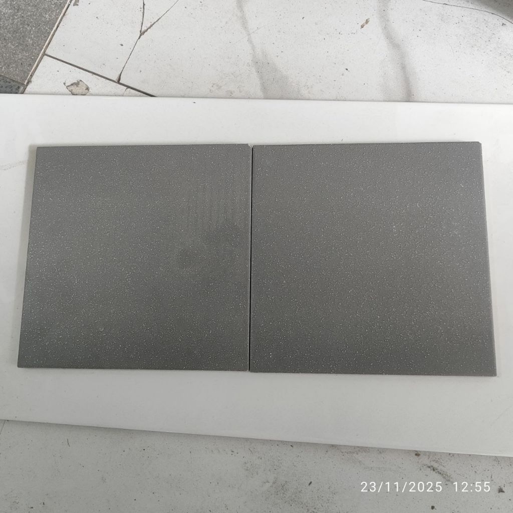 Roman Keramik 20x20 abu abu