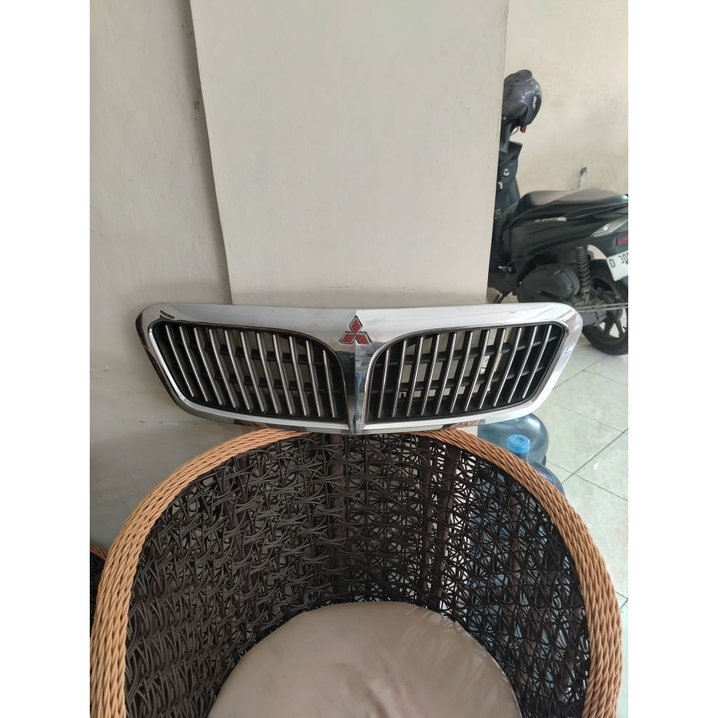 Grill Mitsubishi Lancer Cedia