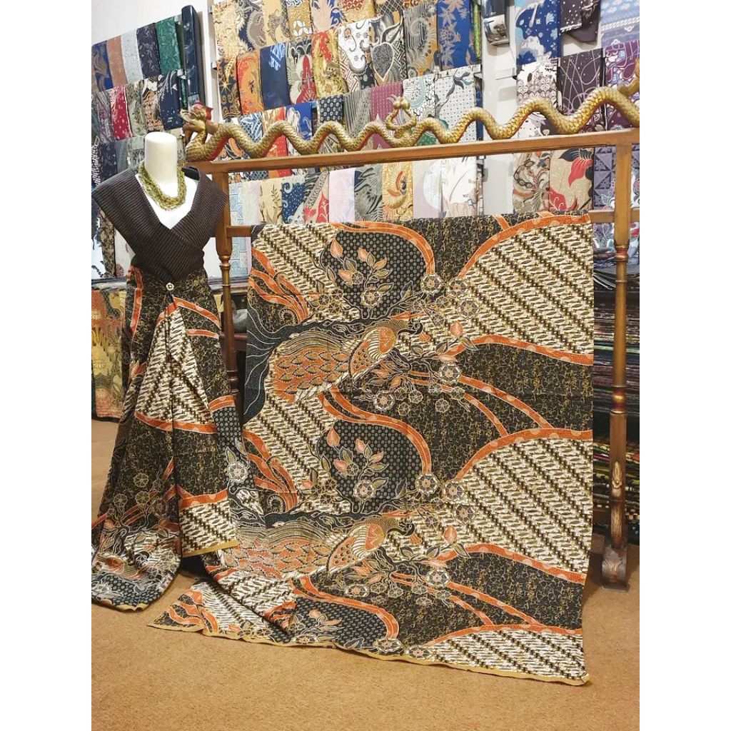 Kain Batik Cabut Motif Burung Merak