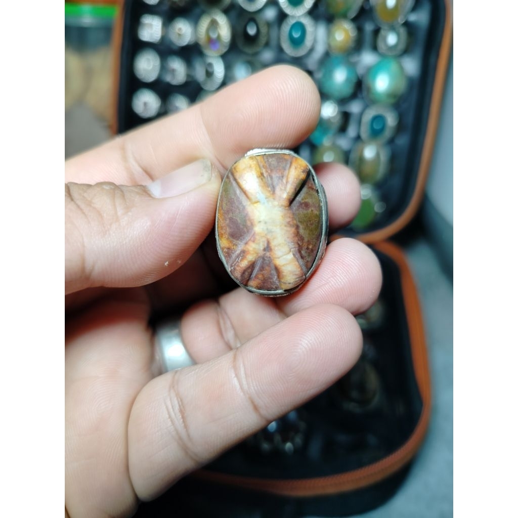 Akik tapak jalak srigunting timbul