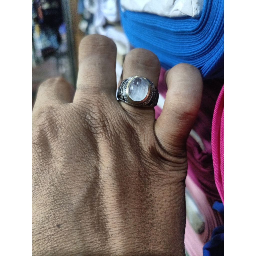 Batu widuri bulan kantoran