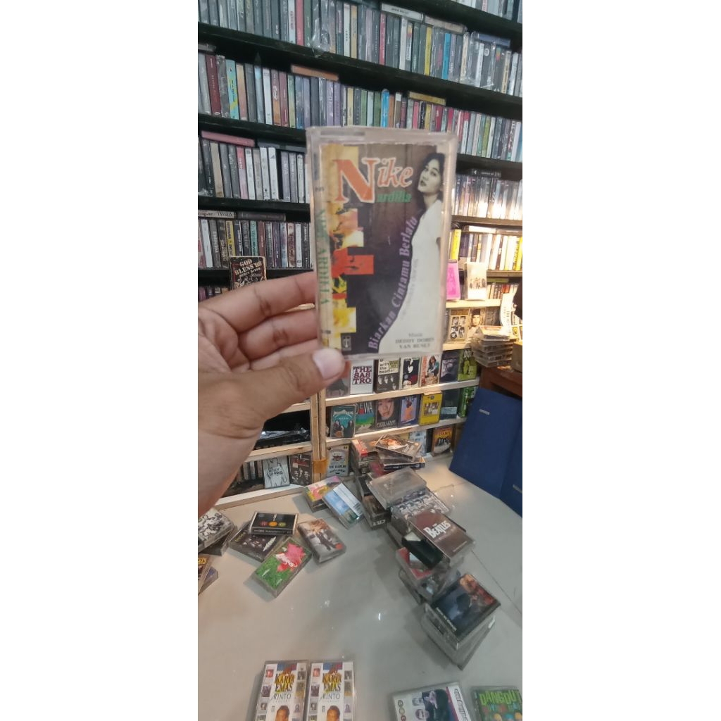 KASET NIKE ARDILA BIARLAH CINTA BERLALU