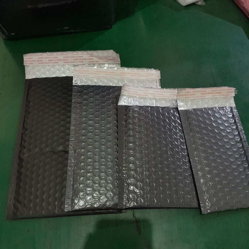 amplop bubble warp black dof UK 12×18