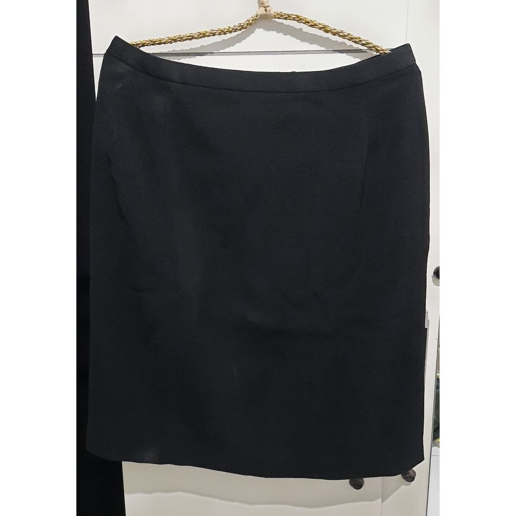 Preloved - Rok pendek hitam wanita The Executive