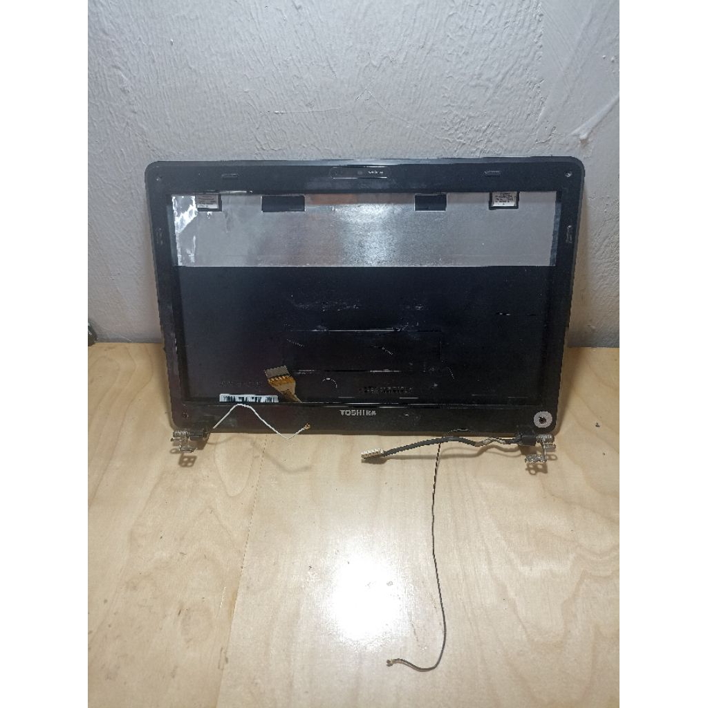 bagian belakang layar laptop Toshiba (penutup layar/bezel) yang dilepas.