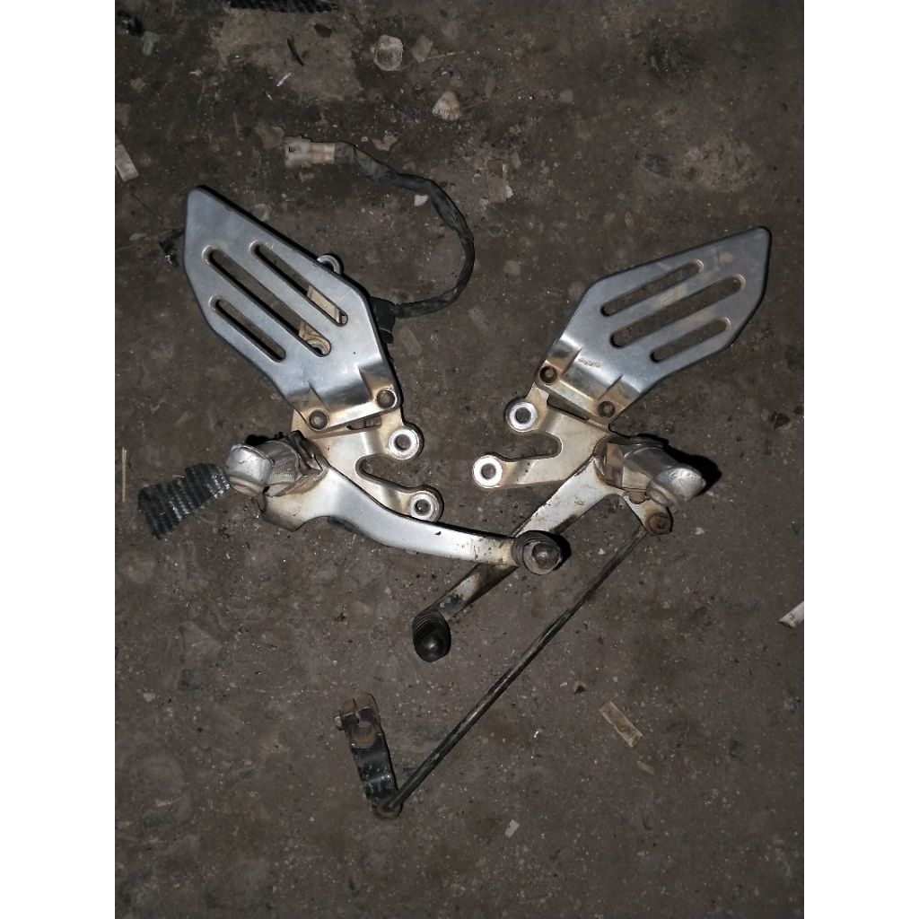 footstep depan yamaha r15 v2 original copotan