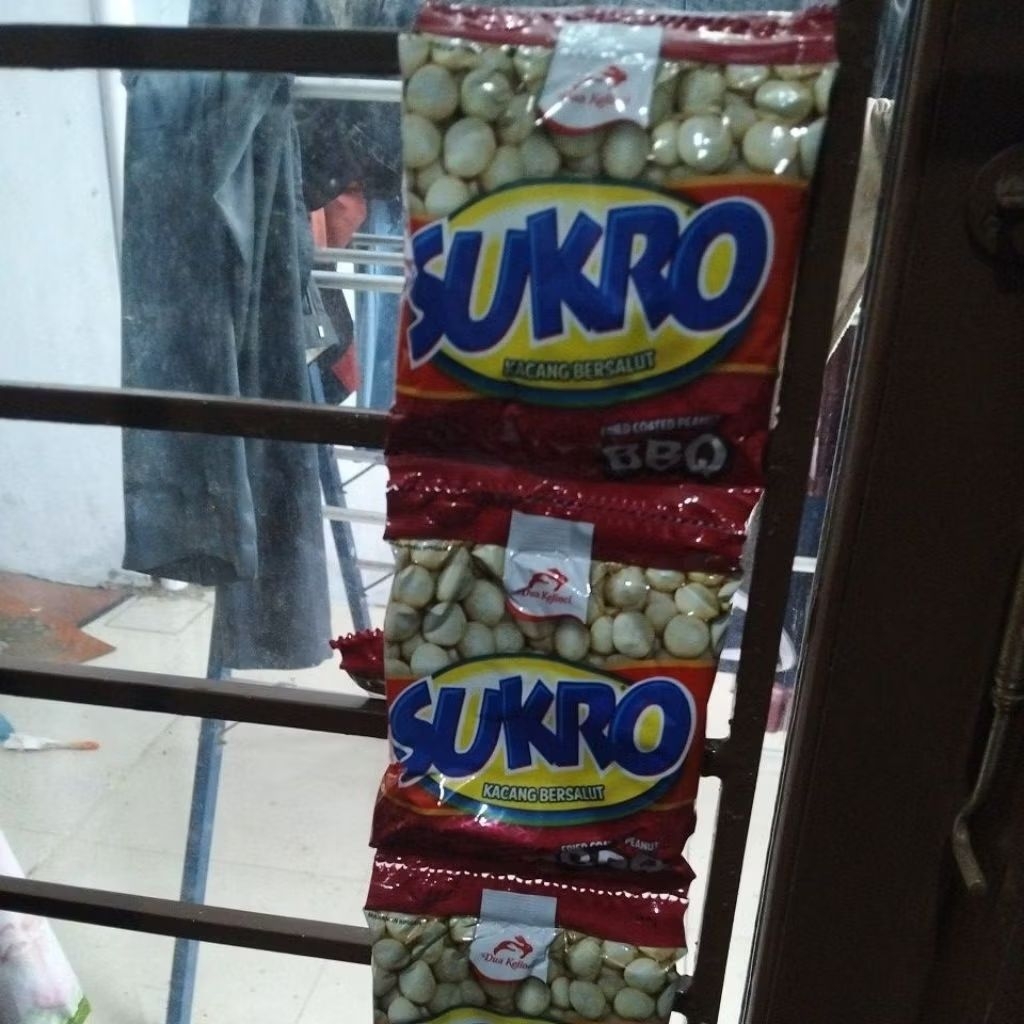 Nama produk ini adalah Sukro Kacang Bersalut, diproduksi oleh PT Dua Kelinci Food Industry. Perusaha