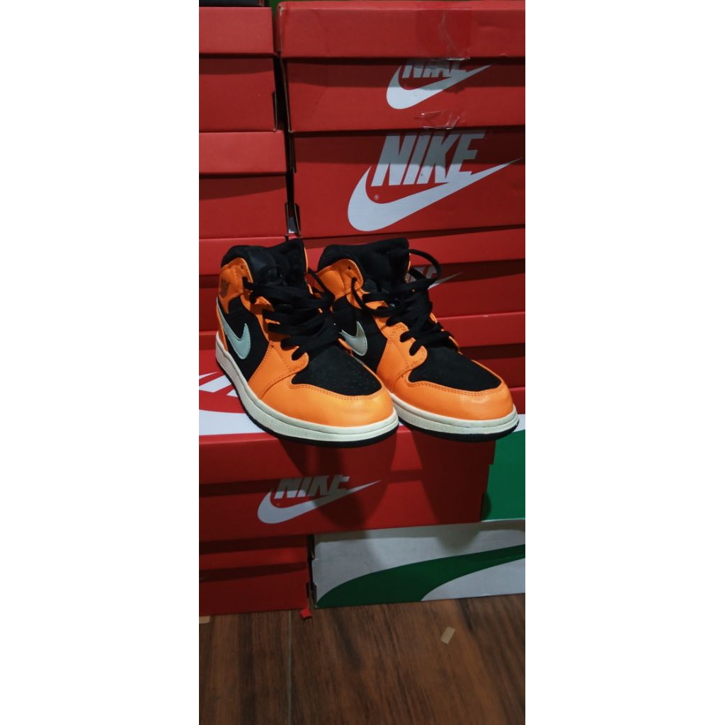 SEPATU AIR JORDAN 1 MID SHATTERED BACKBONE/BLACK CONE size 40