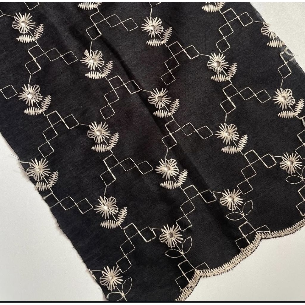 Katun bordir hitam bunga kecil