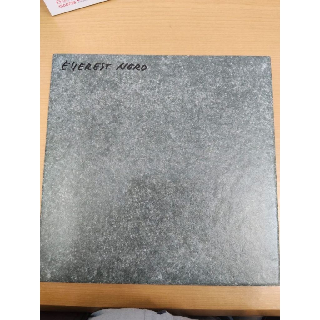 Keramik 30x30 abu abu kasar everest nero