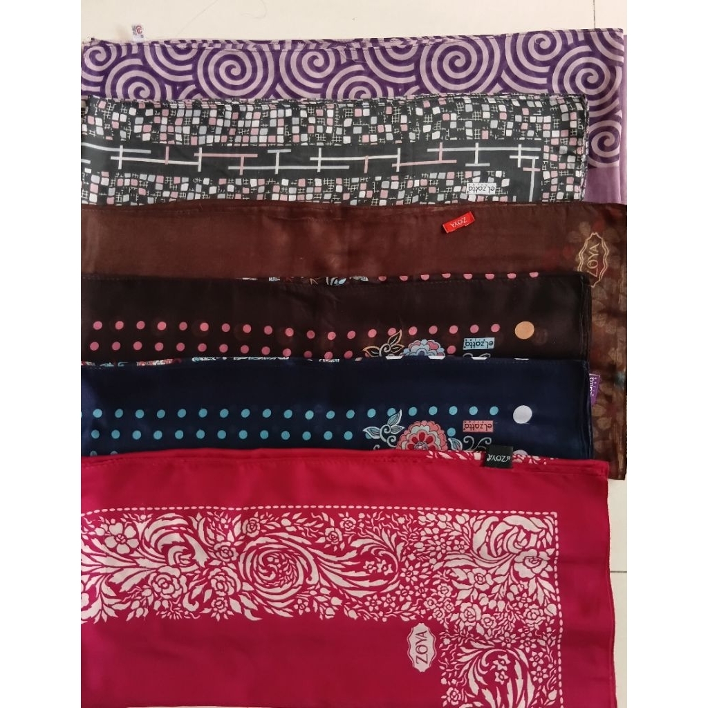 Jilbab Segiempat Bermotif Cantik Zoya/Elzatta