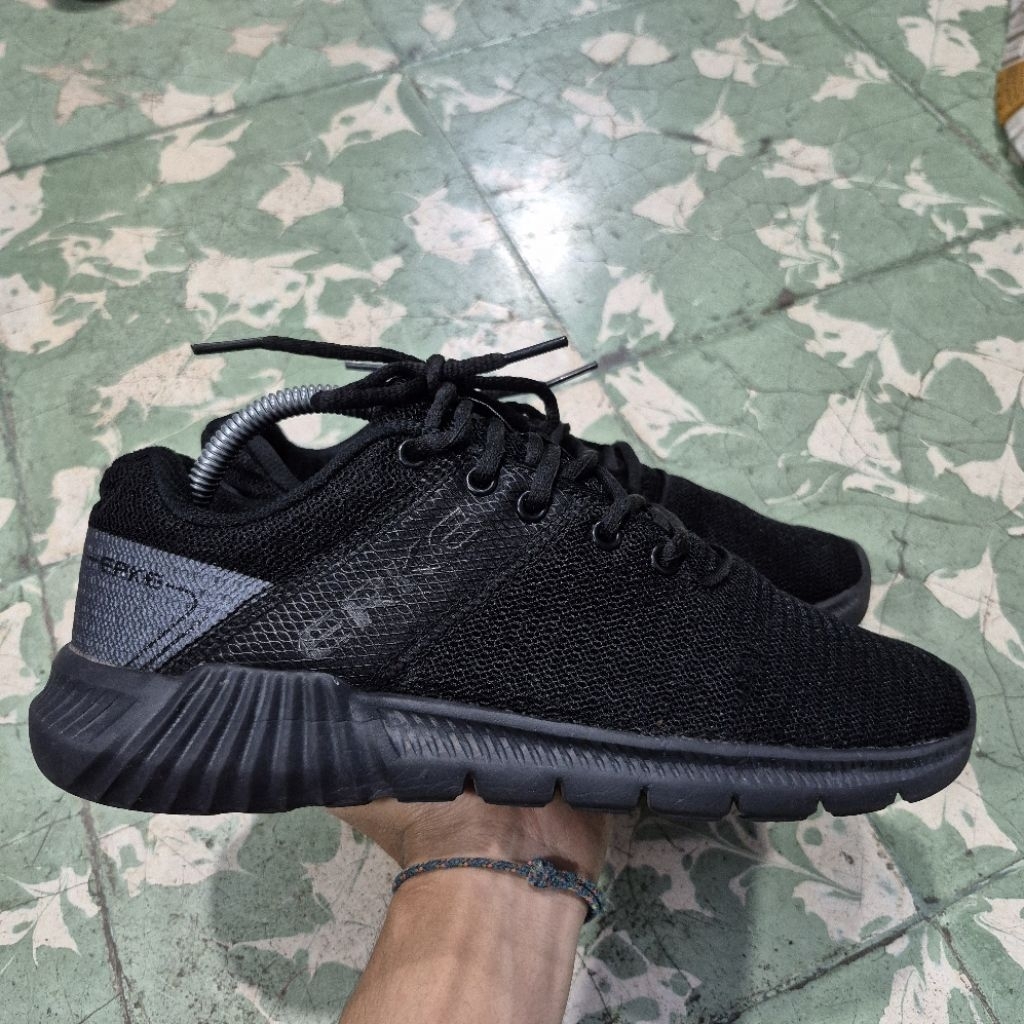 Sepatu Erke Full Black Sneakers Pria(40)