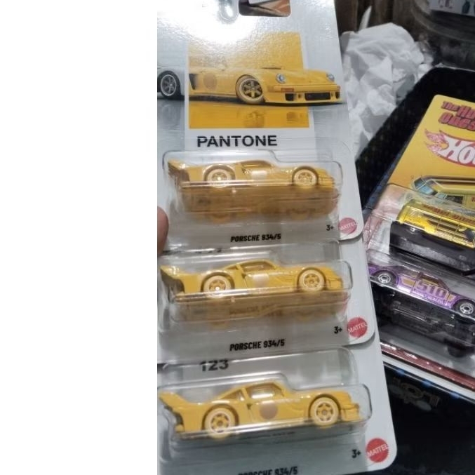 Porsche 934/Pantone