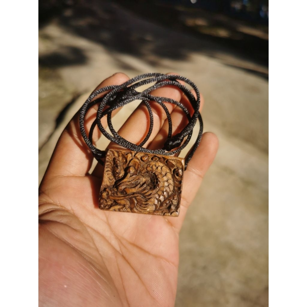 Kalung Ukir Kayu Kaboa Klasik – Liontin Handmade Serat Alami