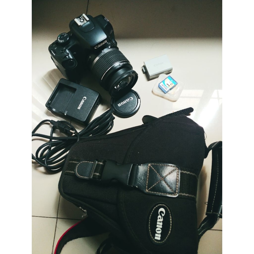 DSLR Canon EOS 1000D LENGKAP Lensa + Body Original Second Tas Strap Lensa Memory Charger Battery No 